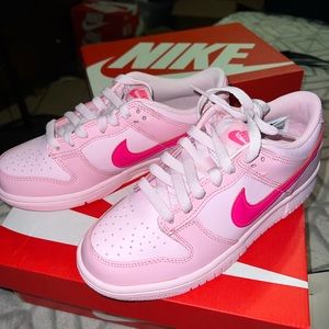 Nike triple pink dunks